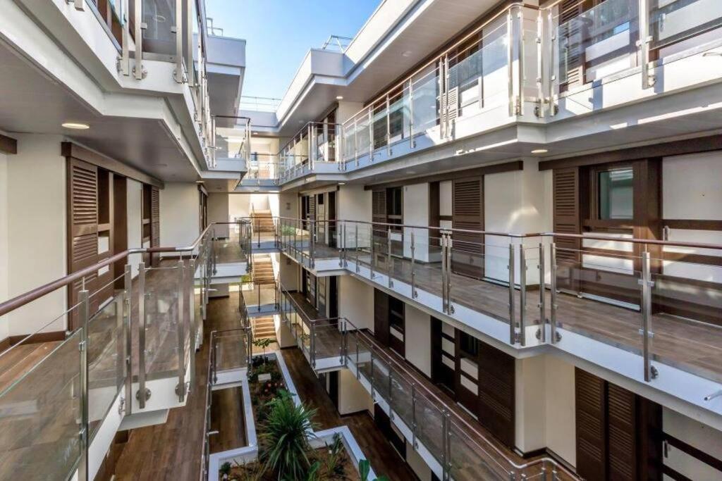 Superbe Appartement, Piscine, Vue Mer Et Montagnes Antibes Exterior photo